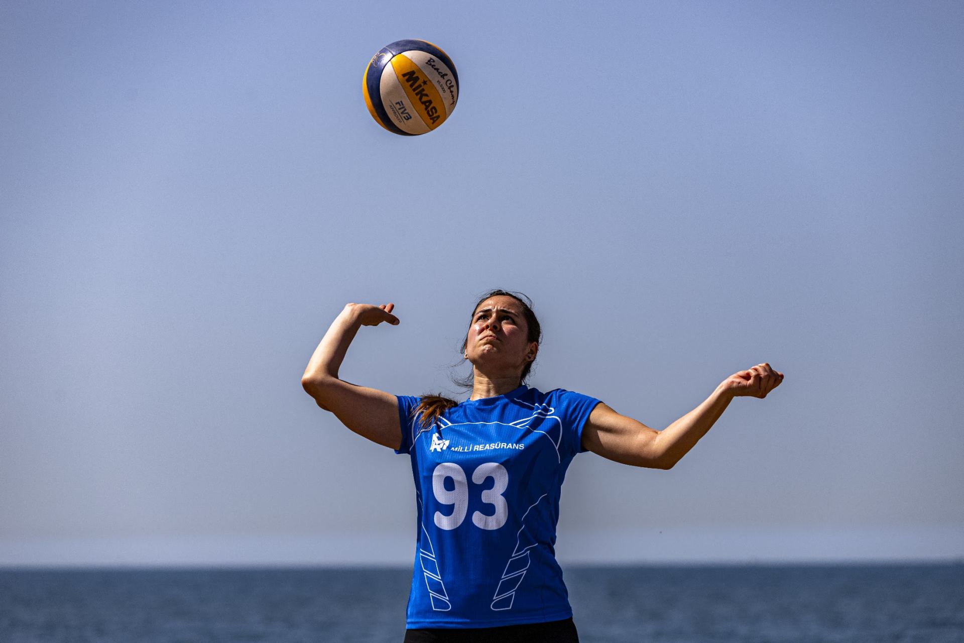 Plaj voleybolunda servis atan oyuncu