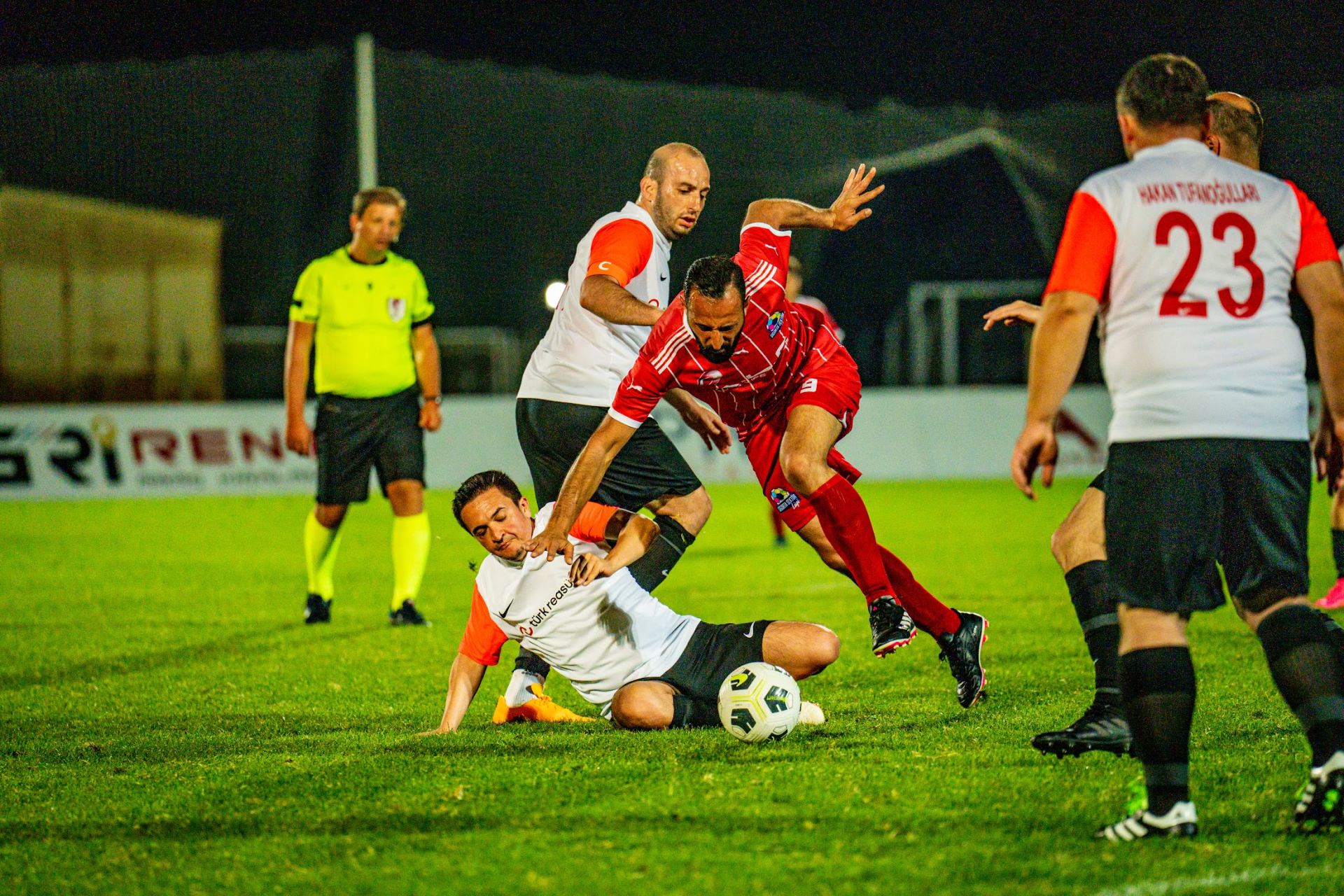 Futbol maçında iki oyuncunun top mücadelesi